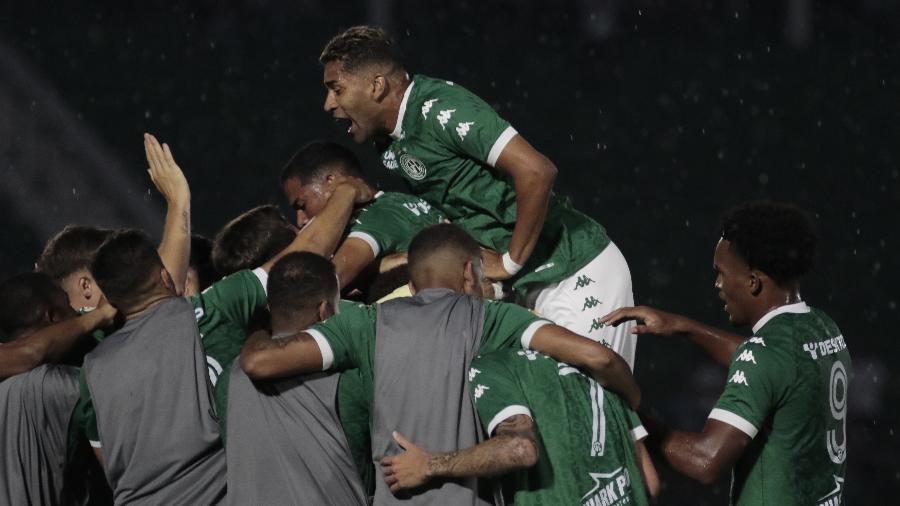 Jogadores do Guarani comemoram gol marcado sobre o Botafogo-SP em jogo do Paulistão - DENNY CESARE/CÓDIGO19/ESTADÃO CONTEÚDO