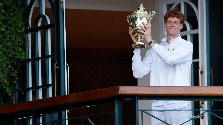 Jannik Sinner com o troféu de campeão de Wimbledon em 2025 Jannik Sinner com o troféu de campeão de Wimbledon em 2025