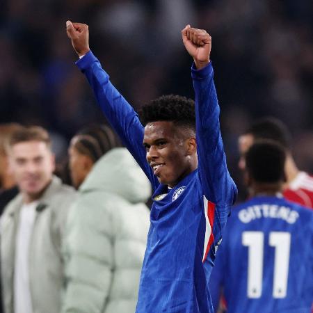 Estêvão, do Chelsea, comemora contra o Liverpool pelo Inglês Estêvão, do Chelsea, comemora contra o Liverpool pelo Inglês