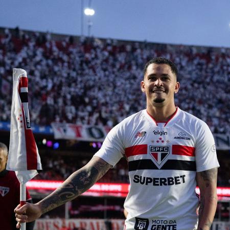 Luciano comemora gol do São Paulo contra o Botafogo no Brasileirão