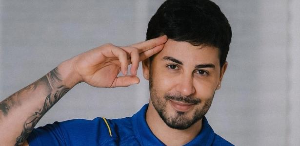 Chelsea apresenta novo uniforme com influenciador Carlinhos Maia de modelo