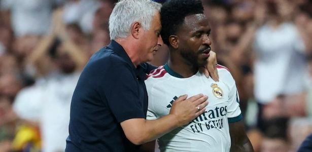 José Mourinho manifesta apoio a Vinícius Júnior após vaias no Santiago Bernabéu