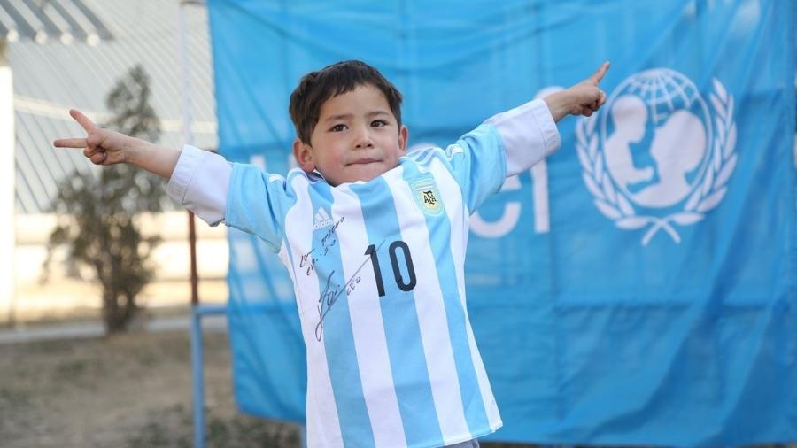 Murtaza Ahmadi ganhou camisa autografa de Messi e conseguiu conhecer o ídolo em 2016 - Unicef/Divulgação