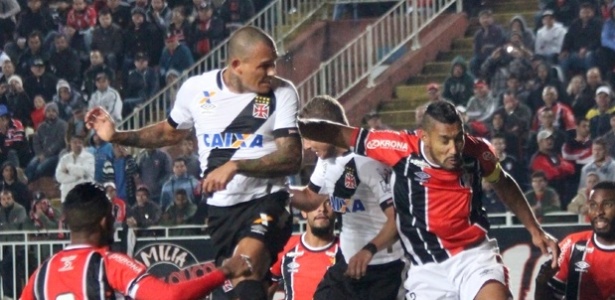 Leandrão e Bruno Aguiar disputam bola no Joinville x Vasco - Carlos Gregório Júnior / Site oficial do Vasco - Carlos Gregório Júnior / Site oficial do Vasco