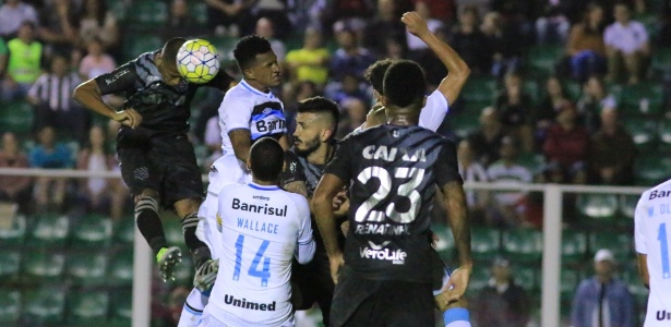 Figueirense abusa da bola aérea contra o Grêmio - Foto: Luiz Henrique/FFC - Foto: Luiz Henrique/FFC