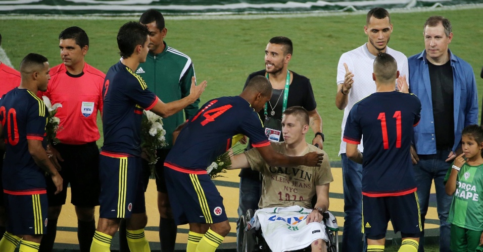 Copete, jogador colombiano do Santos, cumprimenta o goleiro Follmann