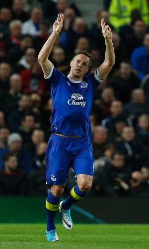 Phil Jagielka, do Everton, comemora seu gol contra o United