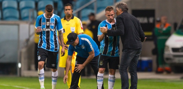 Renato Gaúcho conversa com Arthur após gol do Grêmio diante do Fluminense - Jeferson Guareze/AGIF - Jeferson Guareze/AGIF