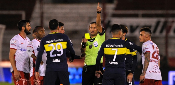 O torcedor não aprovou um pênalti marcado contra o Boca aos 51 do segundo tempo - Alejandro Pagni/AFP