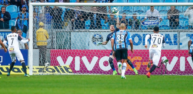 Paulo Victor estreou no Grêmio em 2017 defendendo pênalti de Robinho - Lucas Uebel/Grêmio