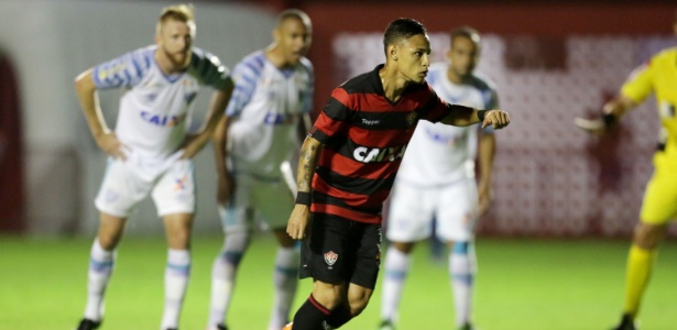 Neilton cobra o pênalti e erra durante jogo do Vitória contra o Avaí - Raul Spinassé/Agência A Tarde/Estadão Conteúdo - Raul Spinassé/Agência A Tarde/Estadão Conteúdo