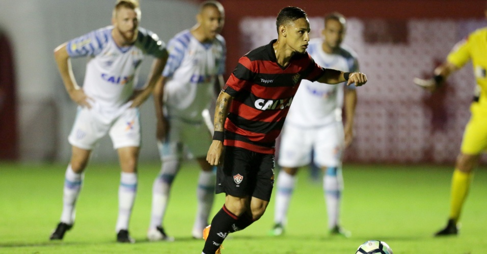 Brasileirão: Neílton perde pênalti, Avaí bate Vitória e pressiona mais o SP