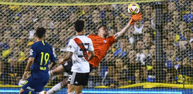 Franco Armani, goleiro do River Plate, defende cabeçada contra o Boca Juniors