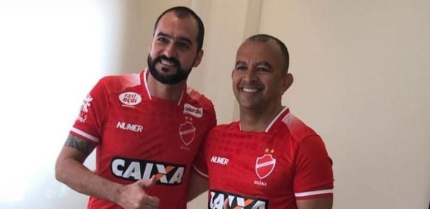 Danilo posa com a camisa do Vila Nova ao lado do presidente do clube, Ecival Martins - Vila Nova/Divulgação