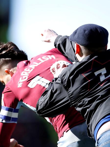 Torcedor invade gramado e agride Grealish no clássico de Birmingham  - CARL RECINE/Action Images via Reuters