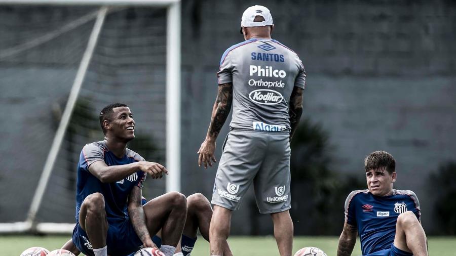 Arthur Gomes (esq.) vem tendo poucas chances com o técnico Jorge Sampaoli - Ivan Storti/Santos FC