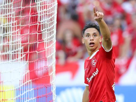 Vasco acerta o empréstimo de meia Sarrafiore, do Internacional - 20/05/2021 - UOL Esporte