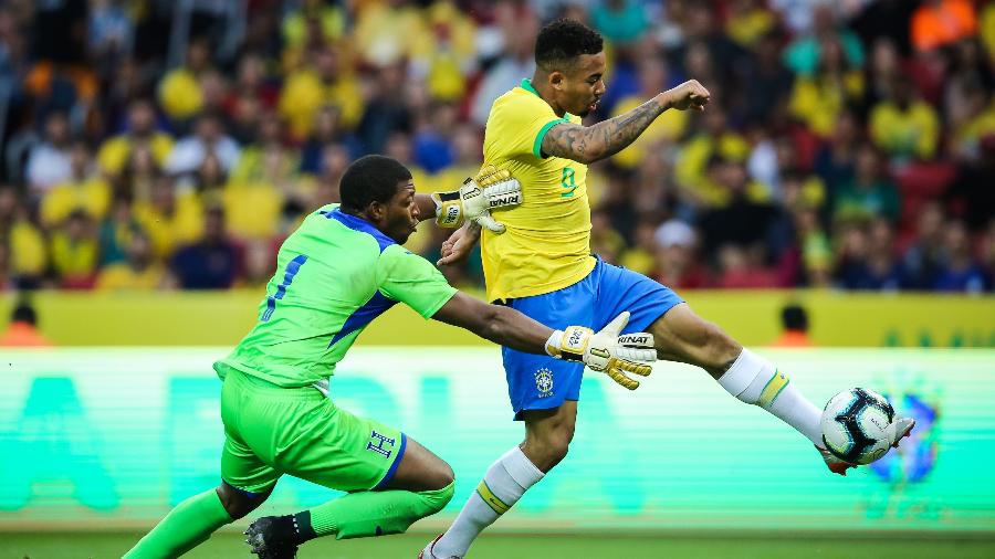 Gabriel Jesus bate para o gol no amistoso Brasil x Honduras no Beira-Rio - Pedro H. Tesch/AGIF
