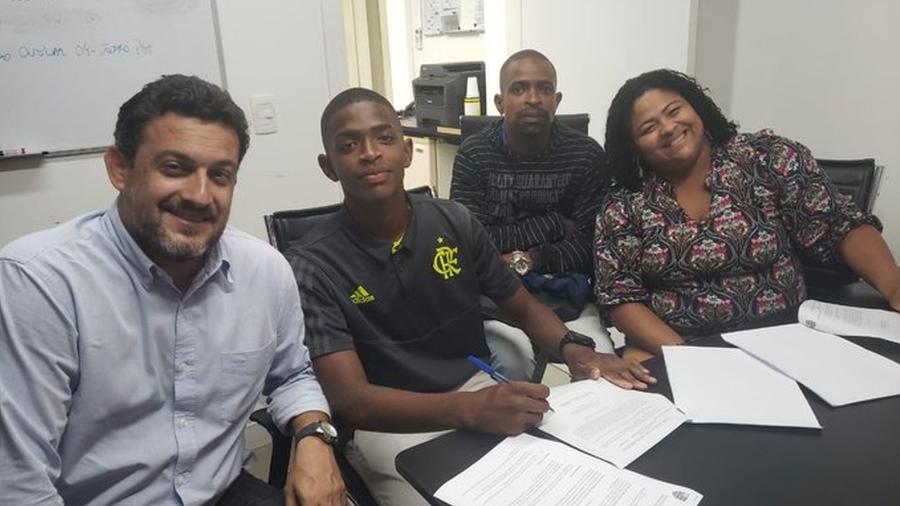 Jovem Ronald, destaque do Gogó da Ema, e os pais no momento da assinatura de contrato com o Flamengo - Divulgação / Flamengo
