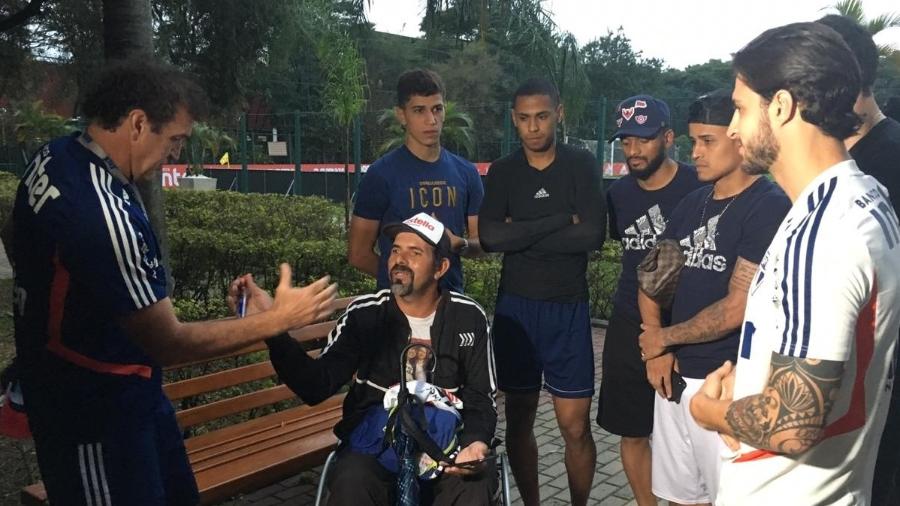 Antônio será presenteado pelos jogadores do São Paulo e o técnico Cuca com uma nova cadeira de rodas - José Eduardo Martins/UOL