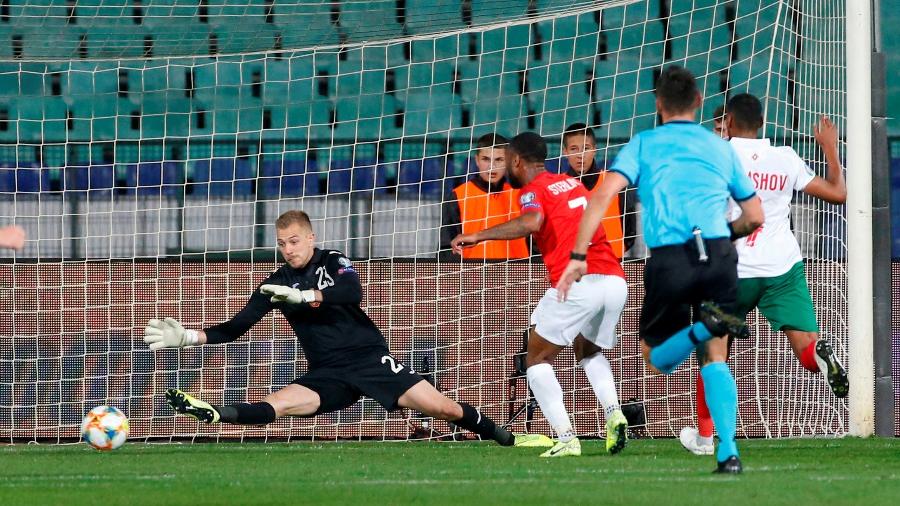 Plamen Iliev sofre gol de Sterling durante partida entre Bulgária e Inglaterra - REUTERS/Anton Uzunov