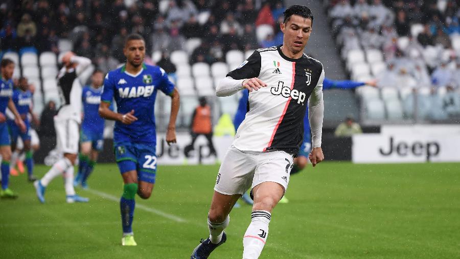 Cristiano Ronaldo em ação na partida entre Juventus e Sassuolo pelo Campeonato Italiano - Marco Bertorello/AFP