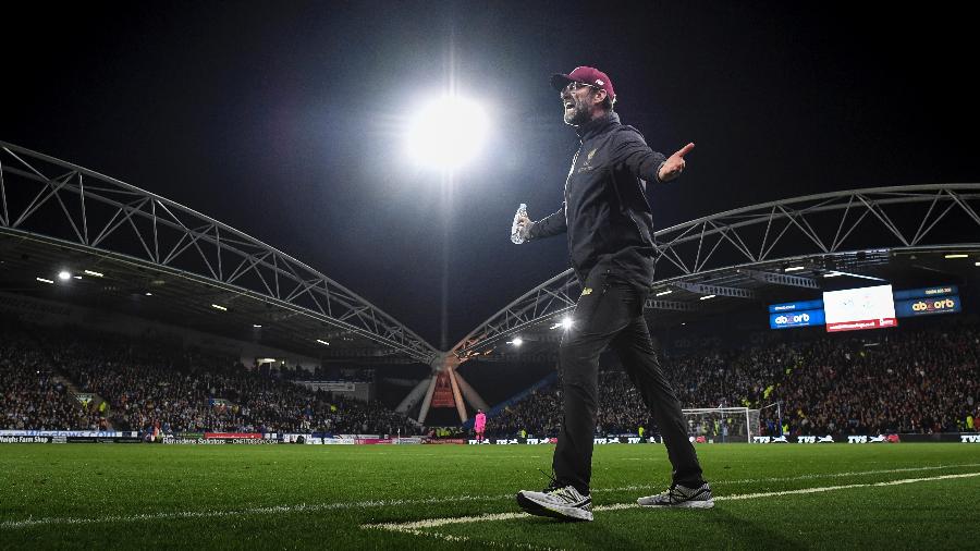Jürgen Klopp orienta a equipe do Liverpool contra o Huddersfield - Michael Regan/Getty Images