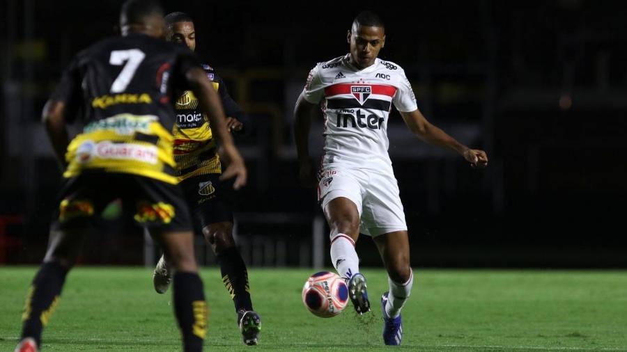 Bruno Alves, zagueiro do São Paulo, saiu de jogo contra o Novorizontino com lesão no tornozelo direito - Rubens Chiri/saopaulofc.net