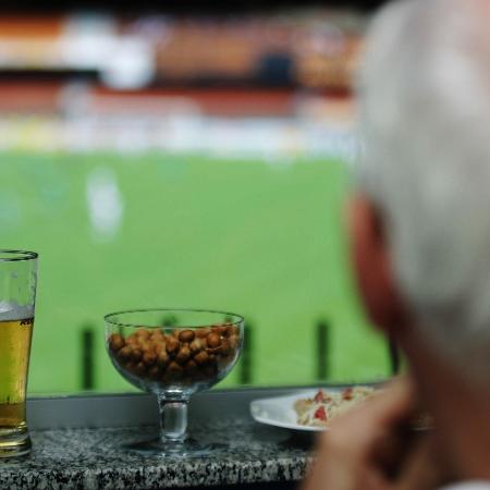 Torcedor assiste a jogo enquanto toma cerveja no estádio do Morumbi - Rogério Cassimiro/Folhapress. Digital)