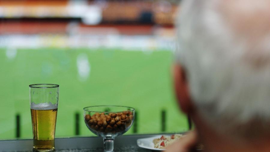 Futebol: torcedor assiste a jogo enquanto aprecia cerveja em camarote do estádio do Morumbi - Rogério Cassimiro/Folhapress. Digital)