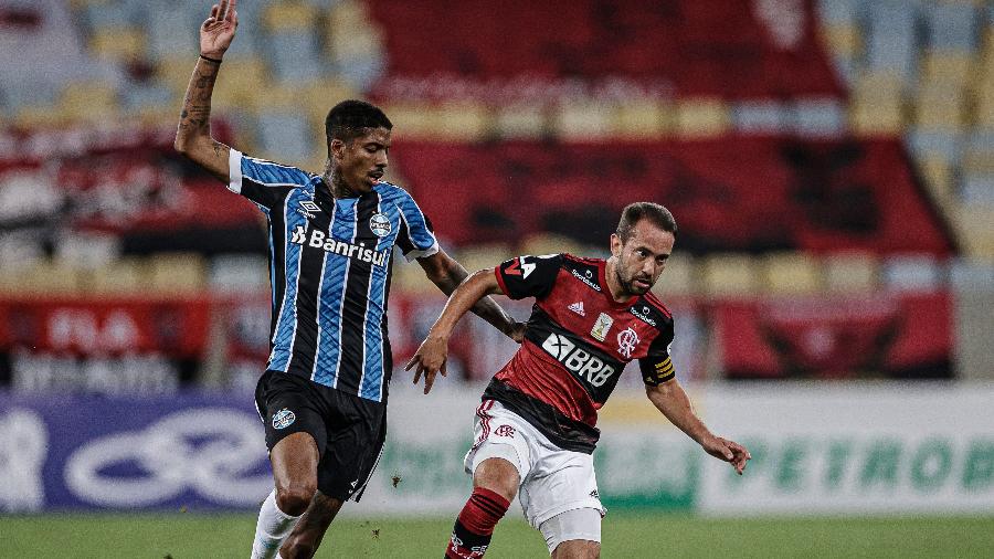 Everton Ribeiro tenta se livrar da marcação durante Flamengo x Grêmio - Pedro Martins/Foto FC/UOL