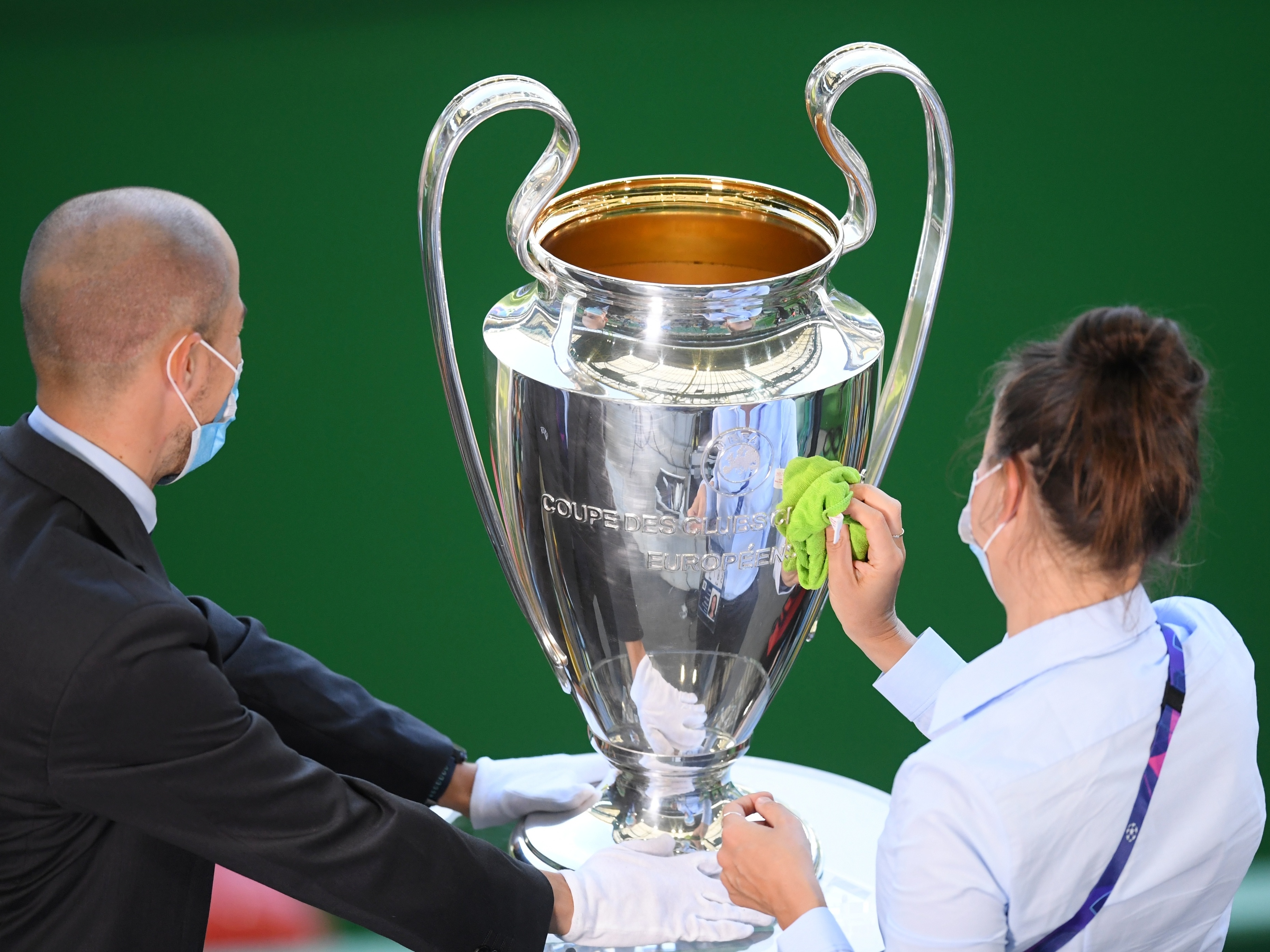 A partir de agora, a Uefa oferecerá prêmios de Homem do Jogo na Champions  - e o troféu é belíssimo