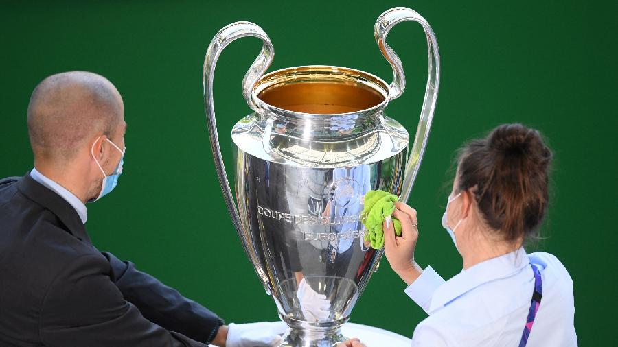 Taça (troféu) da Liga dos Campeões da Europa (Champions League) é limpa no estádio José Alvalade, em Lisboa - Michael Regan - UEFA/UEFA via Getty Images