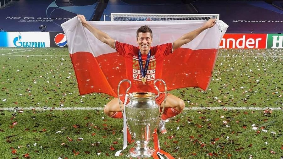Lewandowsi com o troféu da Liga dos Campeões de 2020 - Reprodução/Bayern Twitter