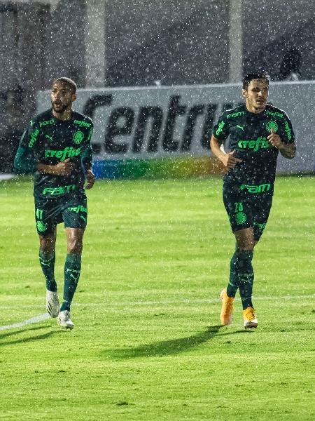 Wesley e Raphael Veiga comemoram gol do Palmeiras contra o Red Bull Bragantino - Diogo Reis/AGIF