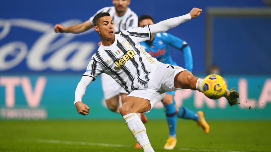 Cristiano Ronaldo marca na partida entre Juventus e Napoli, pela Supercopa da Itália - Getty Images