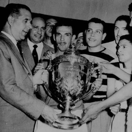 Palmeirenses com a taça da Copa Rio de 1951; time bateu a Juventus na decisão - Acervo/SE Palmeiras
