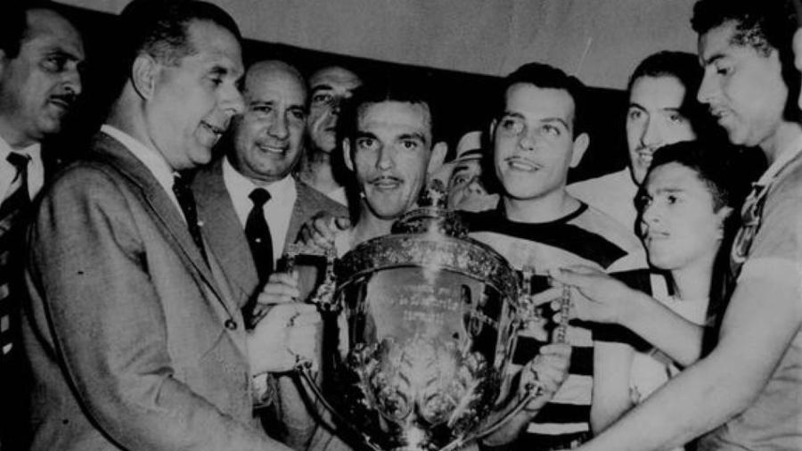 Palmeirenses com a taça da Copa Rio de 1951 - Acervo/SE Palmeiras