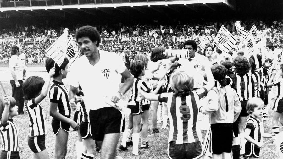 Toninho Cerezo e Reginaldo entram em campo pelo time do Atlético Mineiro em março de 1980. - Agência Estado
