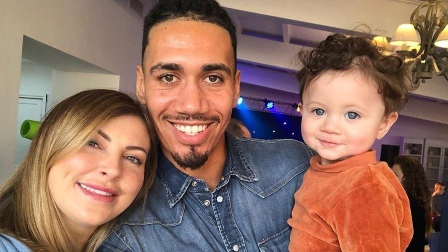 Casado com Sam, Chris Smalling é pai de Leo, de apenas dois anos; eles foram assaltados nesta madrugada dentro de casa - Reprodução/Instagram