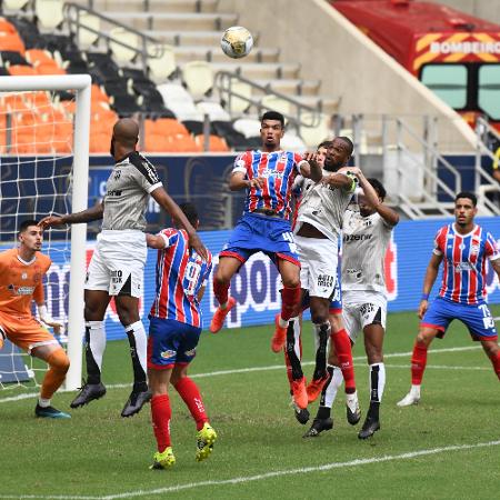 Lance de jogo entre Ceará e Bahia, pela final da Copa do Nordeste - Kely Pereira/AGIF