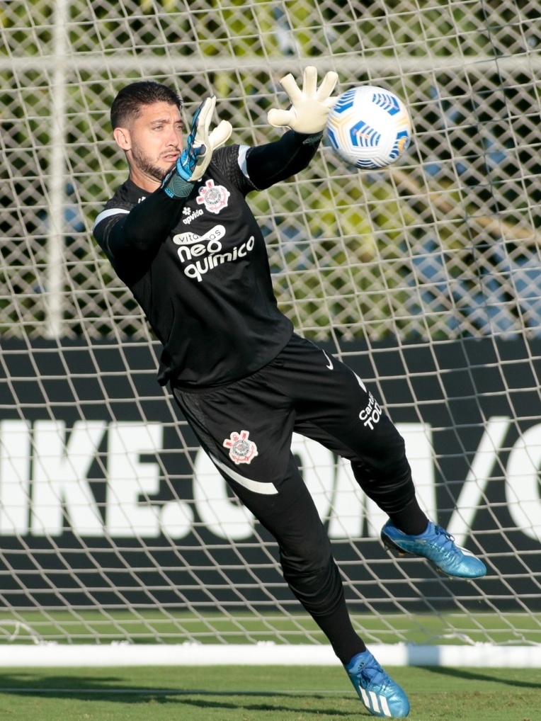 Caíque França, goleiro do Corinthians, passa por cirurgia