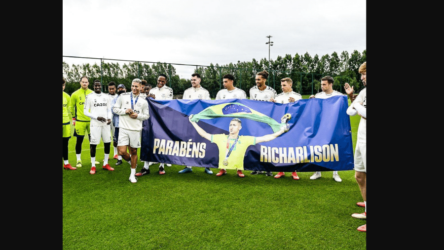 Richarlison é homenageado por companheiros de clube após medalha de ouro nas Olimpíadas - Reprodução