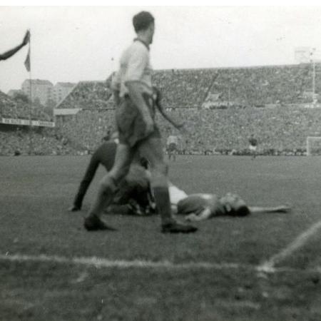 Zagallo festeja no chão o quarto gol do Brasil na final da Copa do Mundo de 1958