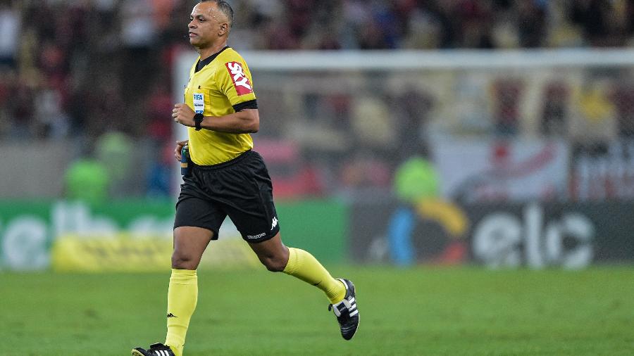 Wilton Pereira Sampaio apita o jogo entre Flamengo e Athletico-PR pela semifinal da Copa do Brasil - Thiago Ribeiro/AGIF