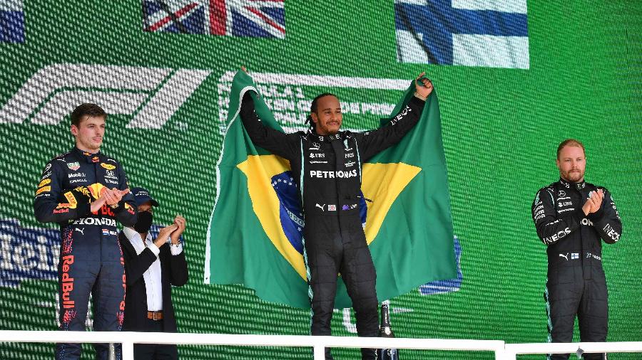 Lewis Hamilton comemora vitória no GP de São Paulo com a bandeira do Brasil - NELSON ALMEIDA/AFP