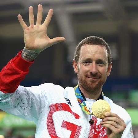 Ex-ciclista Bradley Wiggins posa com medalha de ouro conquistada nos Jogos Olímpicos do Rio, a sua quinta da carreira - Bryn Lennon/Getty Images