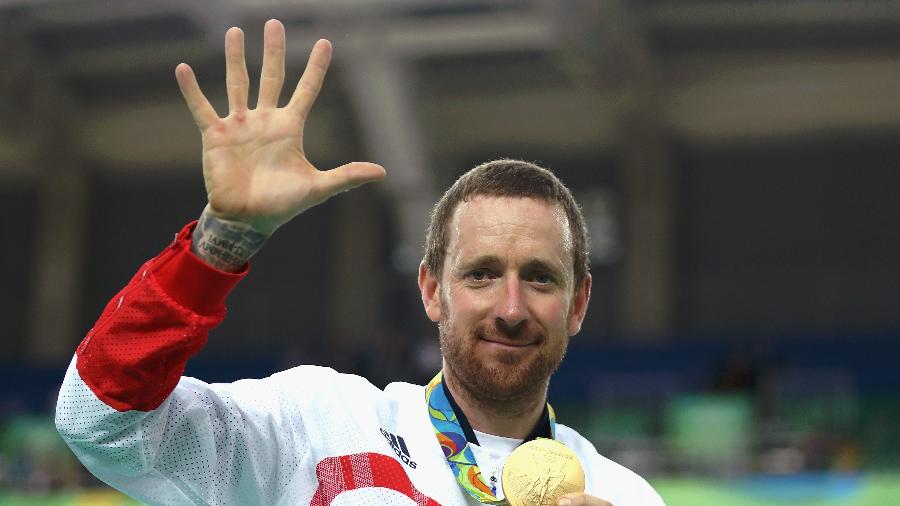Ex-ciclista Bradley Wiggins posa com medalha de ouro conquistada nos Jogos do Rio, a quinta dourada de sua carreira olímpica - Bryn Lennon/Getty Images