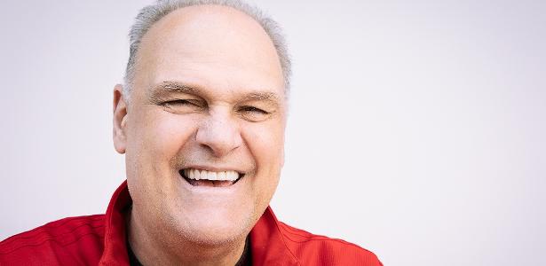 Família faz funeral de Oscar Schmidt, agradece carinho e pede privacidade