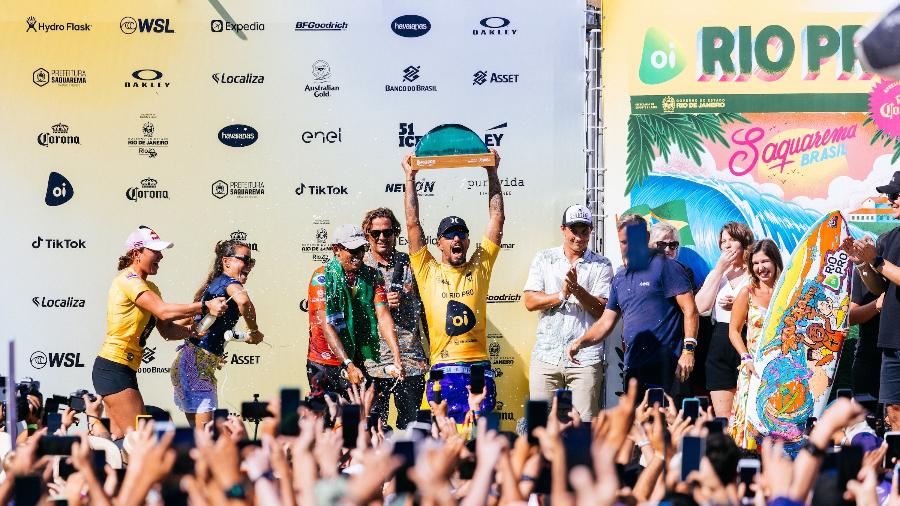 Filipe Toledo ergue o troféu de campeão da etapa brasileira do Mundial, em Saquarema - Daniel Smorigo/World Surf League